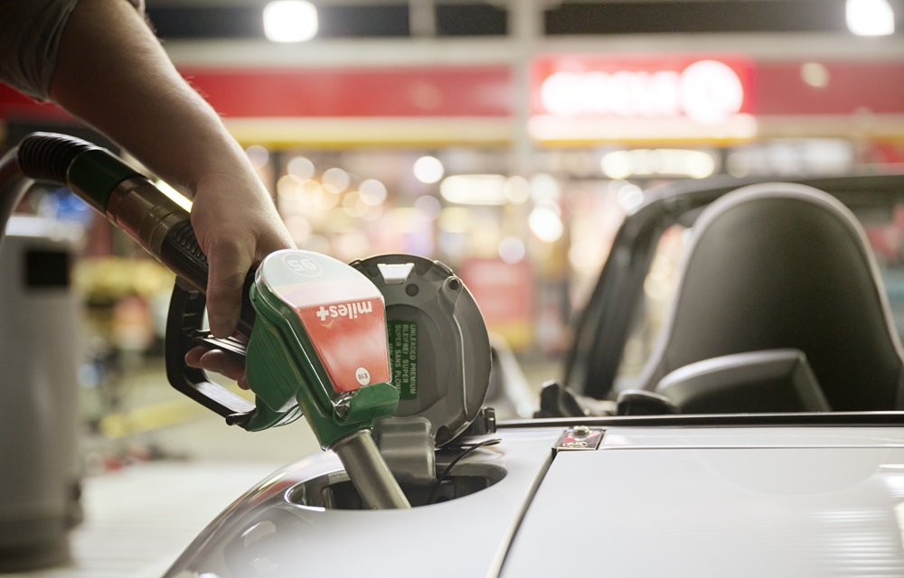 Grafika przedstawiająca klienta tankującego na Circle K