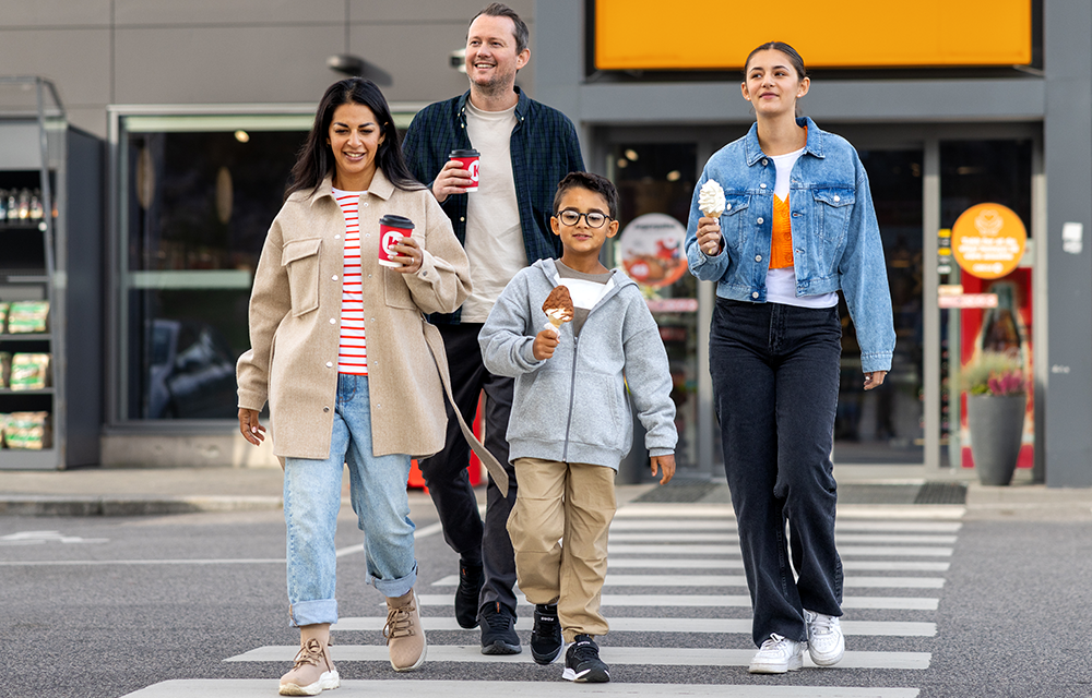 Zdjęcie przestawia rodzinę przechodzącą przez pasy.