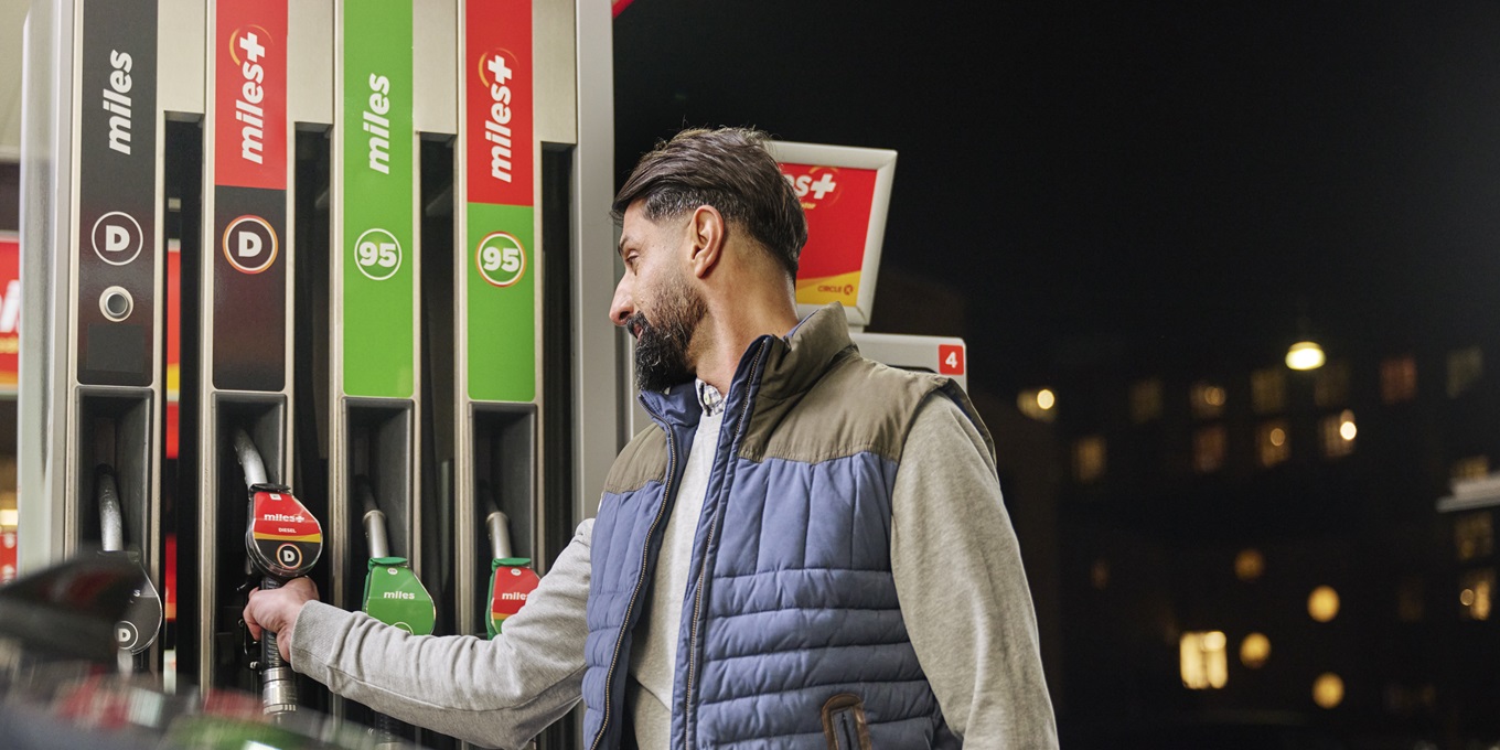 Zdjęcie przedstawia dystrybutory paliwowe na stacji Circle K.